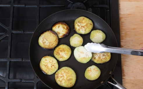 1. Этап. Куриная грудка с баклажанами и перцем: 2. На сковороду налейте немного масла. Баклажаны подсолите немного и выложите на сковороду. Обжарьте на среднем огне с двух сторон до румяности. Снимите и отложите пока в сторону.