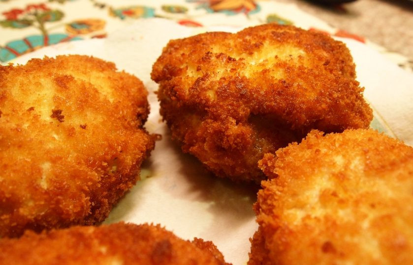 1. Этап. Самые ленивые Котлеты по-киевски: 8. Переложите котлеты в форму для выпечки и отправьте в разогретый до 180 градусов духовой шкаф на 15-20 минут.