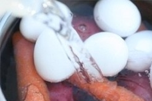 1. Этап. Вкусный салат Оливье: Картофель, морковку и яйца отварите до готовности.