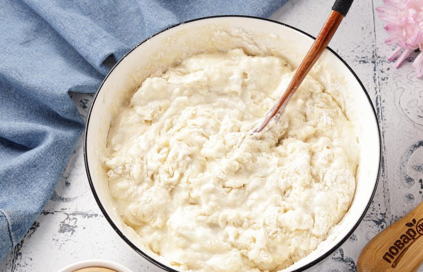 1. Этап. Сырники дрожжевые: Перемешайте и частями добавьте муку. Муки может уйти чуть больше, или меньше, чем указанно в рецепте. Не забивайте тесто сильно мукой, оно должно получиться мягкое и немного липкое.