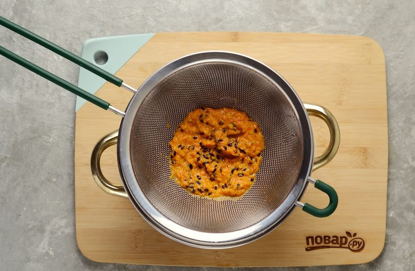 1. Этап. Облепиховый глинтвейн: Процедите облепиховое пюре от косточек, тщательно отожмите жмых.