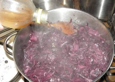 1. Этап. Тушеная красная капуста по-чешски: Теперь доливаем уксус. Можно взять обычный 9% или яблочный. Перемешиваем, тушим минут 5 без крышки, периодически перемешивая.