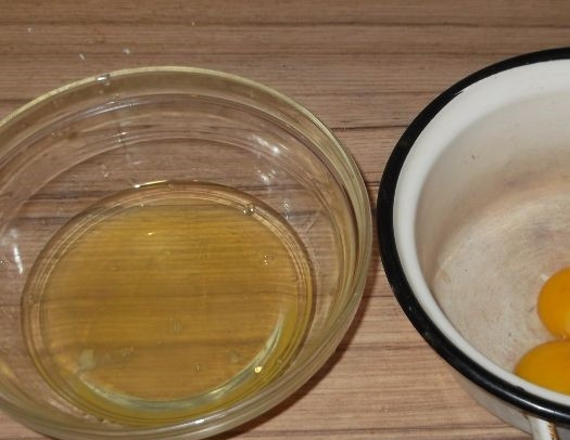 1. Этап. Творожная бабка: 2. Желтки отделите от белков. Переложите желтки в глубокую миску. Соедините их с сахаром и мягким сливочным маслом. Все тщательно разотрите.