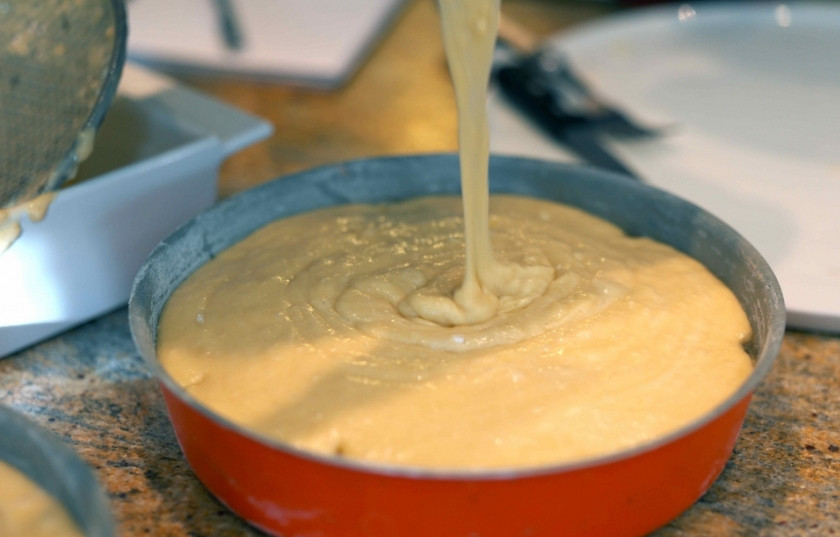 1. Этап. Пирог с консервированными грушами: Уложить часть груш на дно, залить тестом, выложить оставшиеся груши и поставить в разогретую до 180-200С духовку примерно на 30-40 минут. Готовность, как всегда, проверять зубочисткой.