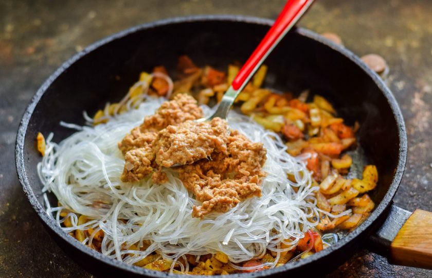 1. Этап. Фунчоза с тунцом: К овощам переложите фунчозу и добавьте тунец из банки, соль и перец по вкусу.