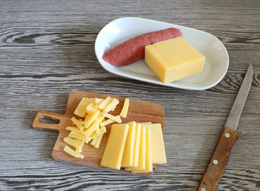 1. Этап. Мини-пиццы из баранок: Сыр нарежьте небольшими брусочками.