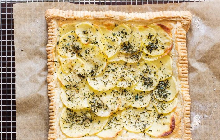 1. Этап. Картофельный тарт: 5. Запекайте тарт в разогретом до 180 градусов духовом шкафу 35-40 минут.