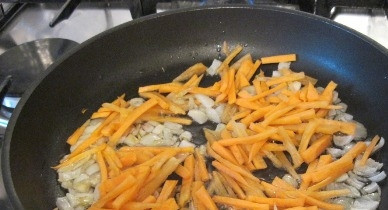 1. Этап. Щи суточные: Чистим и моем морковку, можно натереть её на крупной терке, а можно нарезать тонкой соломкой. Добавляем морковь к луку на сковороду, обжариваем все вместе еще минут 5.