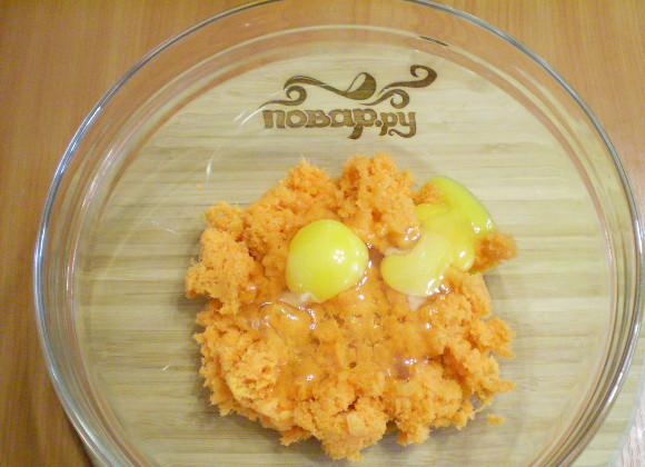 1. Этап. Морковная запеканка на скорую руку: 3. В морковь добавляем сырые яйца, перемешиваем.