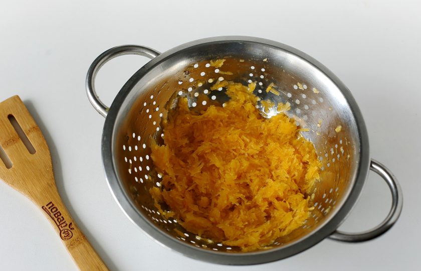 1. Этап. Манник с тыквой и творогом: Тыкву натрите на мелкой терке.