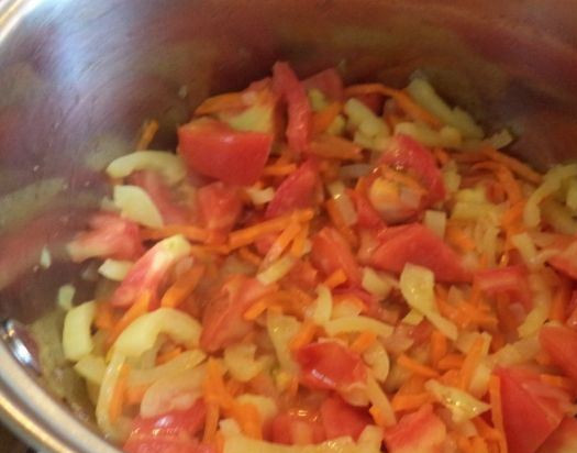 1. Этап. Лагман с фасолью: 2. Через три минуты добавим перец и помидоры. Тушим еще 3-4 минуты.