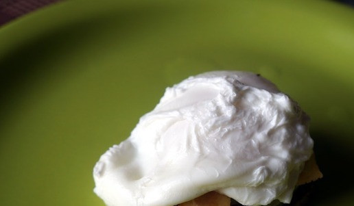 1. Этап. Бенедикт по-сибирски: На него – осторожно яйцо.