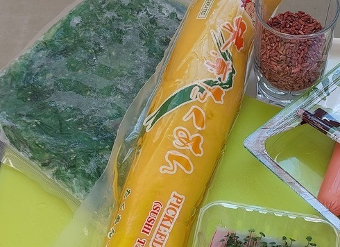 1. Этап. Салат Светофор с жареными сосисками: Ингредиенты. Чуку я покупаю замороженную. На фото пакет 500г. Дайкон маринованный тоже весом полкило. Но столько на две порции не нужно. Чуку делю на четыре части и остатки убираю в морозилку, дайкон так же делю и ваккуумирую. Рис красный или коричневый, сосиски из индейки ТМ Индилайт. Так же можно использовать в салате проростки или микрозелень. У меня чиа.