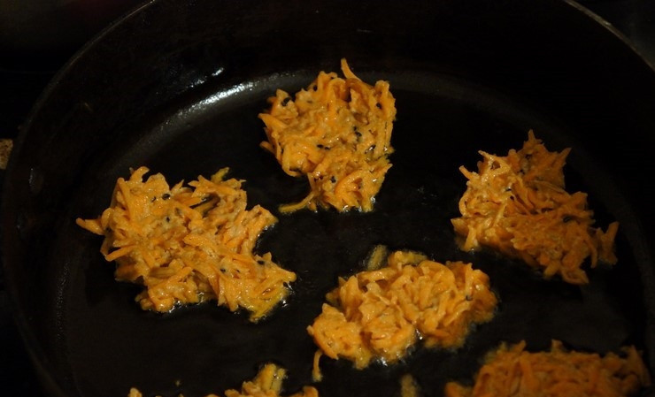 1. Этап. Драники из моркови: 3. Разогрейте сковороду. Налейте на нее растительное масло. Аккуратно раскладывайте на сковороде драники, формируя оладьи. Старайтесь, чтобы каждый драник лежал отдельно, не соприкасался с остальными. Прожарьте хорошо с одной стороны, переверните. Продолжайте жарить, перевернув на другую сторону.