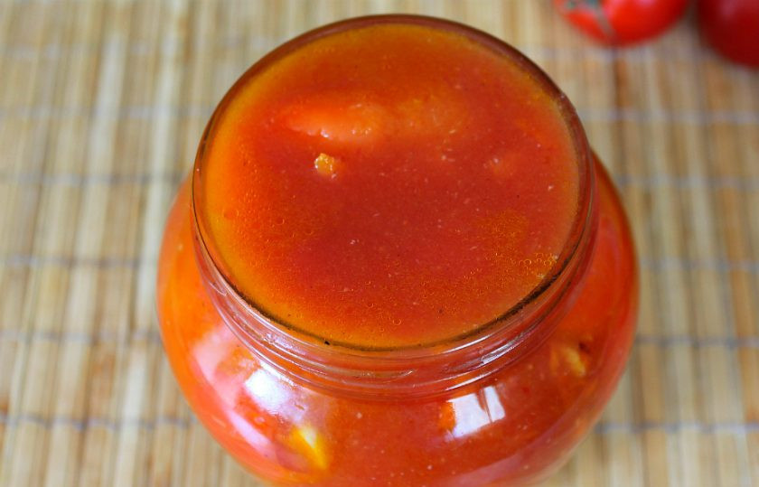 1. Этап. Перец фаршированный морковью на зиму: Из помидоров готовим томатный сок, кипятим его 5-7 минут, добавляем в него щепотку соли и выливаем в банку с перцем.