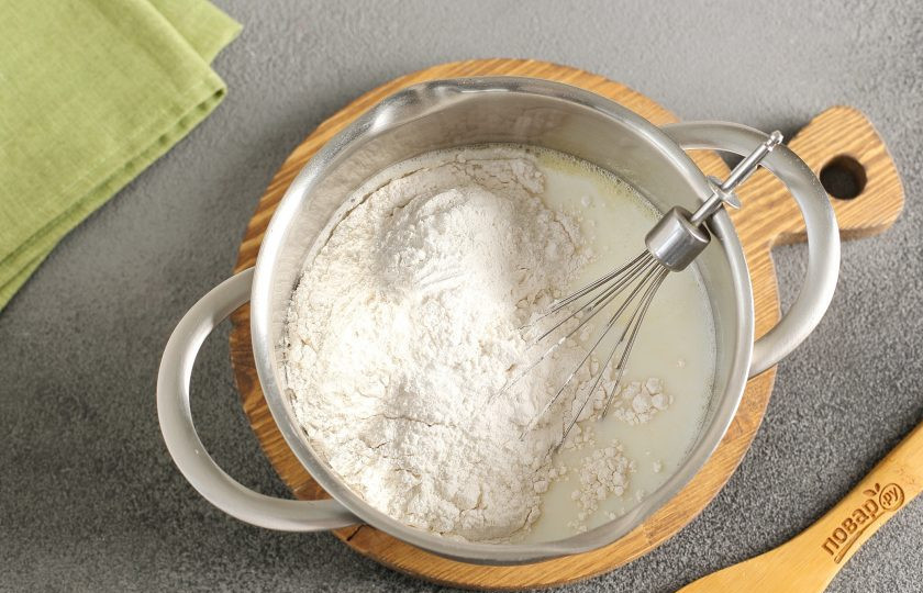 1. Этап. Блины на праздничный стол: Добавьте муку и разрыхлитель.