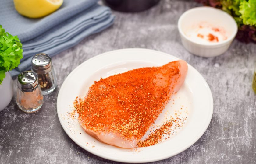 1. Этап. Салат с жареной куриной грудкой и овощами: Куриное филе натрите специями — паприкой, чесноком, солью и перцем. Оставьте мариноваться на 30 минут.