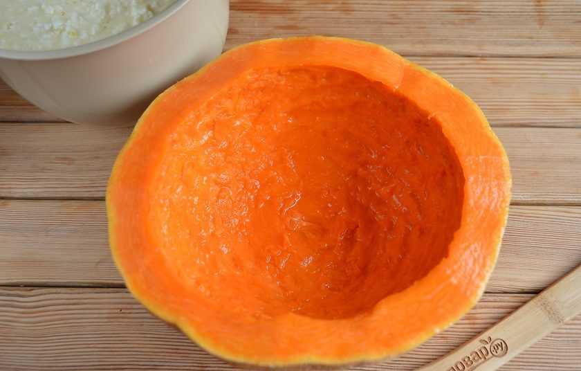 1. Этап. Творожная запеканка в тыкве: Подготовьте тыкву: удалите с помощью чайной ложки внутренний волокнистый край. Сбрызните лимонным соком.