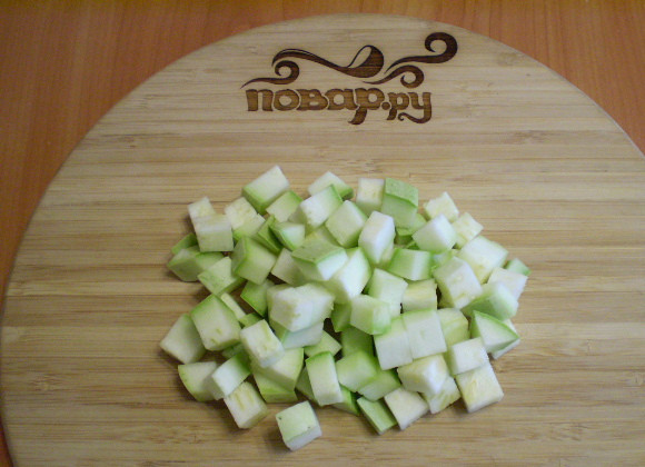 1. Этап. Тушеная капуста с кабачками: 3. Кабачок режем кубиками.