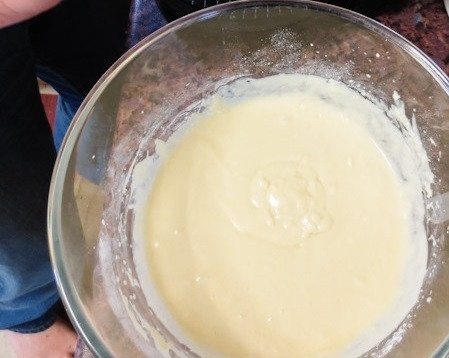 1. Этап. Вафельные коржи для торта: 1. С приготовлением теста все очень просто: взбейте яйца с сахаром, добавьте растопленное сливочное масло. Всыпайте небольшими порциями просеянную с разрыхлителем и солью муку, постоянно перемешивая, чтобы получилось однородное тесто без комочков.