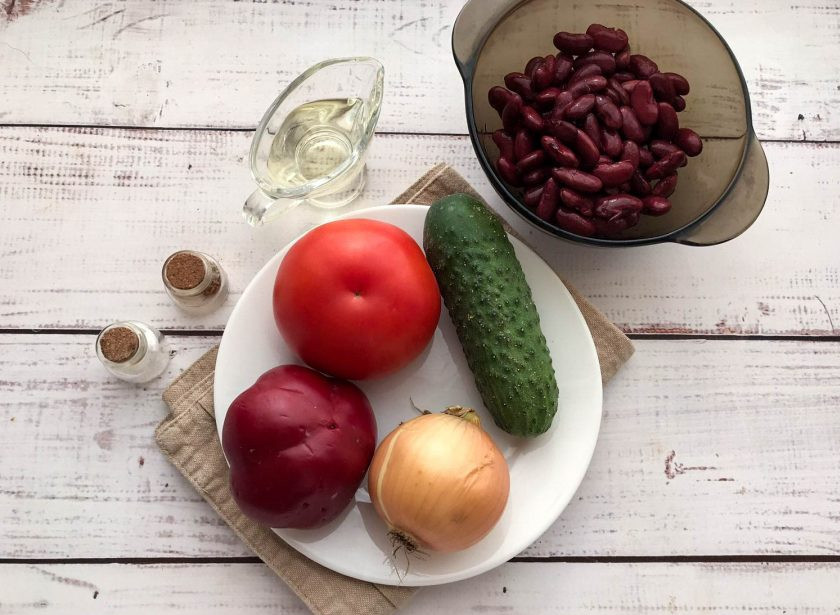 1. Этап. Испанский салат из фасоли: Подготовьте все необходимые ингредиенты для приготовления салата.