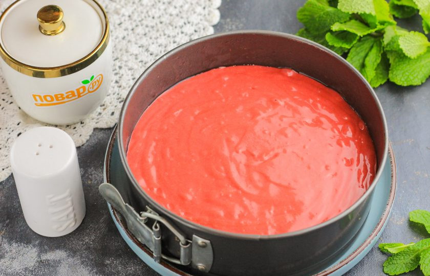 1. Этап. Торт Красный бархат с творожным кремом: Разогрейте духовку до 160 градусов. Смажьте форму растительным маслом и вылейте в нее бисквитное тесто. Отправьте его в духовку на средний или нижний уровень, но не на дно духовки!