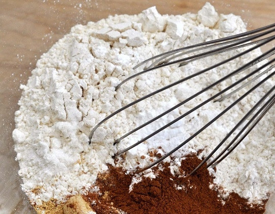 1. Этап. Морковный торт простой: 1. В небольшую мисочку просейте муку, разрыхлитель, добавьте соль и ароматные специи. Все тщательно перемешайте.