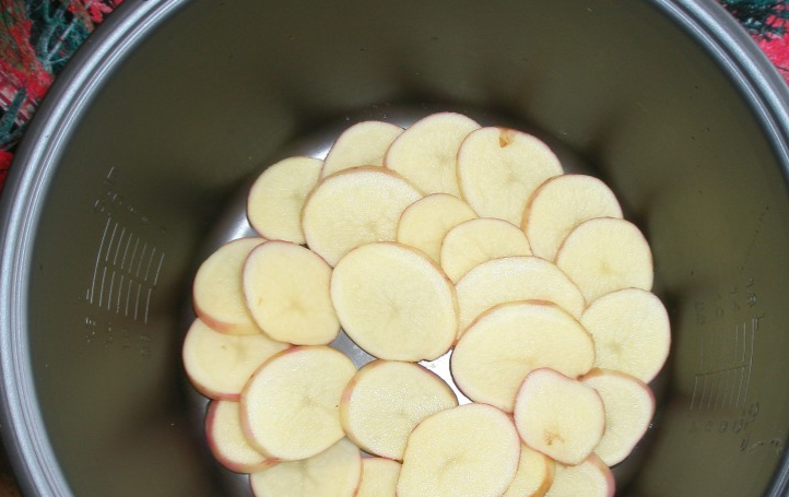 1. Этап. Пангасиус с картошкой в мультиварке: Смажьте маслом дно мультиварки. На дно выкладываем картофель, порезанный кружочками. Солим по вкусу.