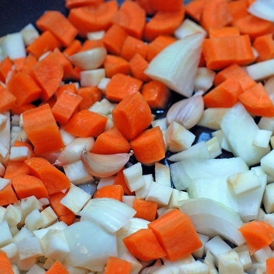 1. Этап. Басмати с овощами и морепродуктами: Берем большую сковороду или котел, прокаливаем в нем оливковое масло. В горячее масло кладем измеленные овощи, обжариваем их на быстром огне 3-5 минут.