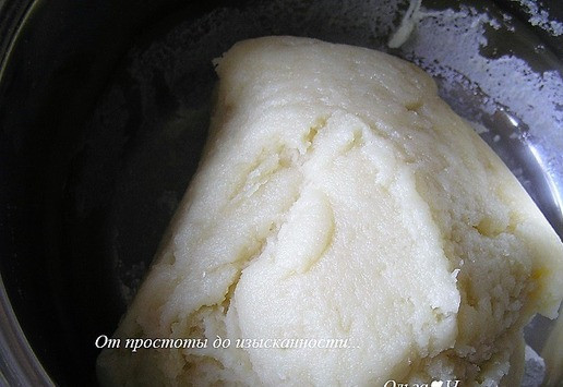 1. Этап. Апельсиновые профитроли: Поставьте охлажденное тесто на огонь и вымешивайте, пока тесто не образует шар.