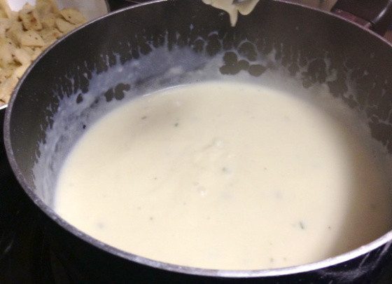 1. Этап. Курица под соусом бешамель: 3. Влить тонкой струйкой молоко. Посолить, добавить перец и мускатный орех. Более ароматной курица под соусом бешамель в домашних условиях будет со специями или прованскими травами, например. Уварить немного соус до загустения.