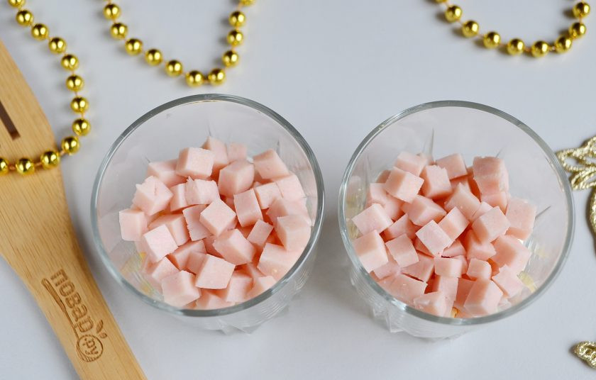 1. Этап. Новогодний салат в стакане за 5 минут: Далее слой ветчины, майонез.