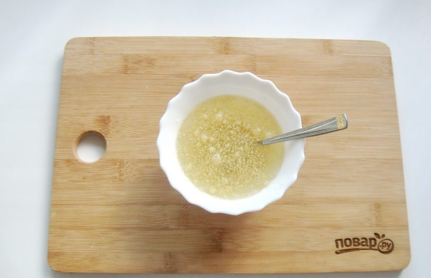 1. Этап. Творожный десерт Старая Рига: Желатин замочите в сиропе из банки с ананасами. Дайте набухнуть в течение 10-15 минут.