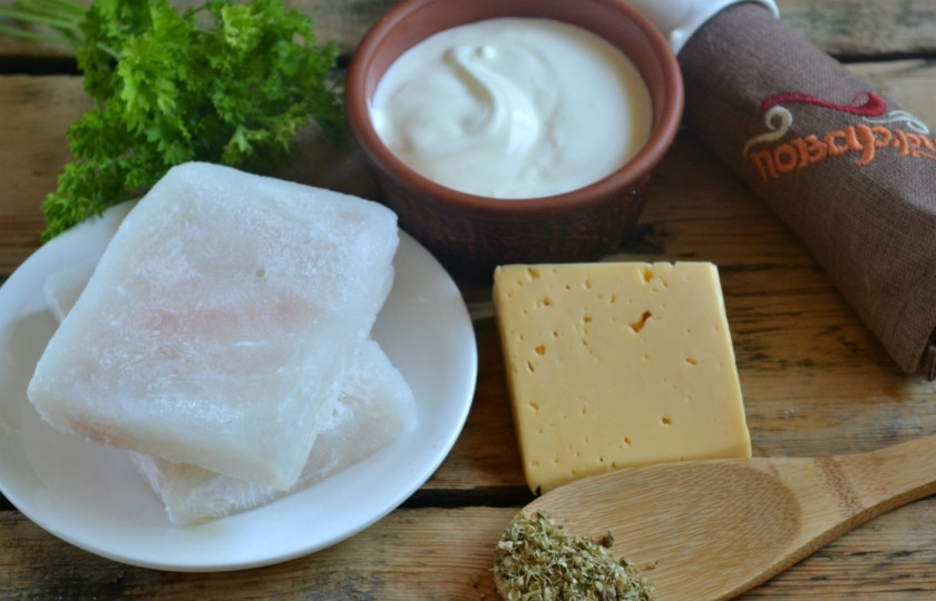 1. Этап. Рыба, запеченная под сметанным соусом: Подготовьте все необходимые ингредиенты. Филе пангасиуса можете использовать без предварительного размораживания. В процессе приготовления оно хорошо пропечется и пропитается соусом.