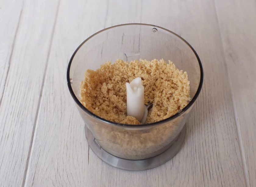 1. Этап. Клубника из вафель: Измельчите в крошку.