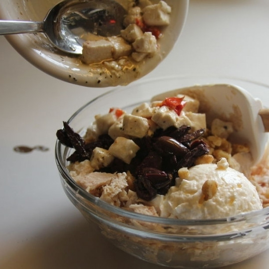 1. Этап. Салат из рыбных консервов: Добавляем кубиками нарезанный сыр (у меня - фета).