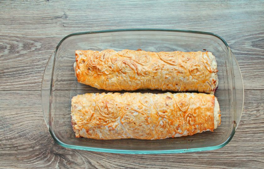 1. Этап. Рулет из лаваша с творогом и вишней: Поставьте рулет в горячую духовку и выпекайте в течение 20-30 минут при температуре 180 градусов.