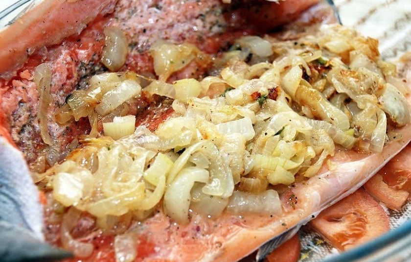 1. Этап. Форель, запеченная в духовке целиком: 6. Выложите рыбу на эту подушку, а середину начините поджаркой из лука и фенхеля.