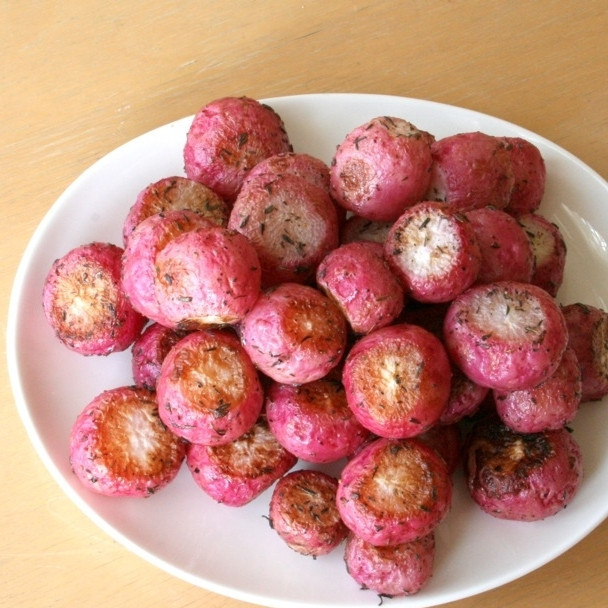 1. Этап. Запеченный редис: Ставим противень в разогретую до 200 градусов духовку и запекаем редис 10-15 минут, в зависимости от размера плодов. ВАЖНО! В процессе запекания каждые 3-4 минуты нужно перемешивать и переворачивать редис, чтобы он равномерно запекся со всех сторон и не обгорел.