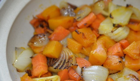 Рагу из курицы с тыквой 1. Этап. Рагу из курицы с тыквой: Берём форму, в которой будем готовить рагу, кладём в неё обжаренные овощи, сковороду моем.