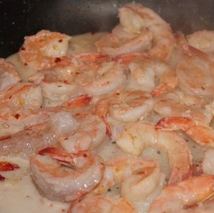 1. Этап. Паста с креветками Амор-Амор: Варим макароны феттучини 10 минут. Отставляем. В это время отвариваем в течение 3-4 минут очищенные креветки. На сковороде растапливаем сливочное масло и добавляем туда отваренные креветки. Обжариваем минут 5.