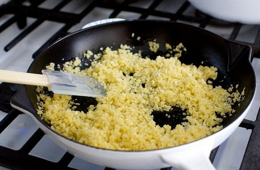 1. Этап. Штрудель с яблоком: 4. На сковороде разогрейте 3 чайные ложки масла. Выложите панировочные сухари. Добавьте щепотку сахара и соли. Перемешайте и обжарьте несколько минут, помешивая. Снимите с огня и остудите.