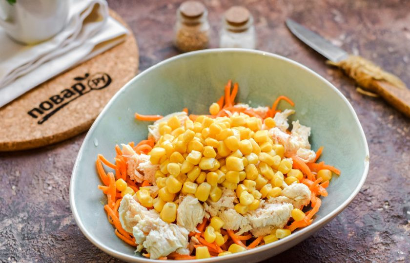 1. Этап. Салат новогодний Фурор: Добавьте следом кукурузу.