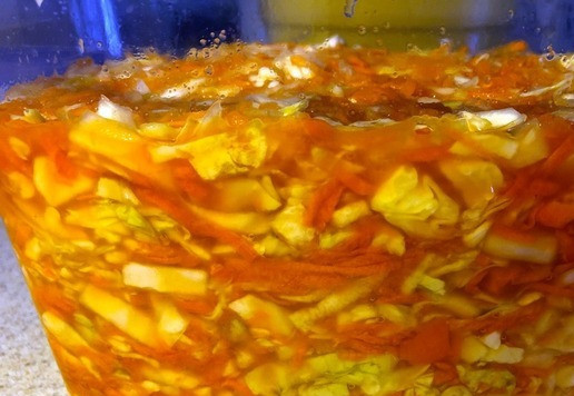 1. Этап. Квашеная капуста с морковью и кольраби: Перемешиваем овощи в форме с солевым раствором и перекладываем в форму для квашения. Важно максимально утрамбовать овощи, чтобы они были покрыты рассолом. Оставляем в тепле на 1-2 дня и убираем в холодильник. Важно протыкать капусту 2-4 раза в день (в первые 2 дня), чтобы выпустить накопившиеся газы и вновь максимально утрамбовать овощи, чтобы они были покрыты рассолом.