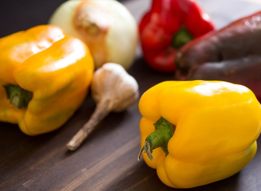 1. Этап. Пепероната по-сицилийски: 1. Вымойте все перцы, очистите чеснок и лук от шелухи, нарежьте чеснок пластинками, а лук — полукольцами, вымойте зелень.