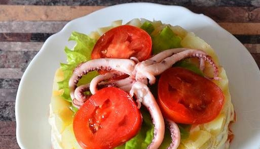 1. Этап. Салат из осьминогов и кальмаров: Остаётся перевернуть форму вверх дном. Сверху положите лист салата, пару долек помидора и одного осьминожка (для украшения). Приятного аппетита!