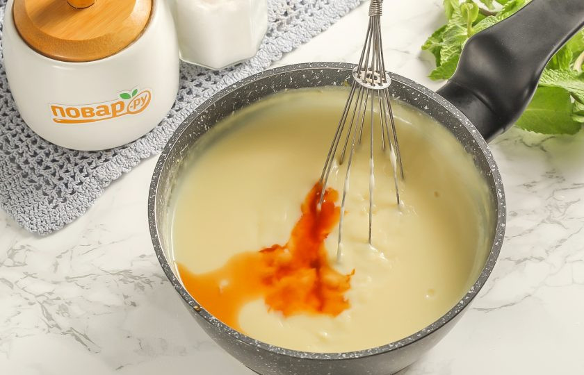 1. Этап. Заварной крем с коньяком: Влейте качественный коньяк и снова все перемешайте. Не переживайте, при охлаждении крем отлично загустеет. Накройте его пищевой пленкой стык в стык и охладите в течение 1-2 часов.