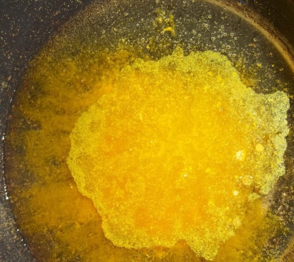 1. Этап. Баклажаны с гранатом: Разогрейте в сковороде 200 мл растительного масла.