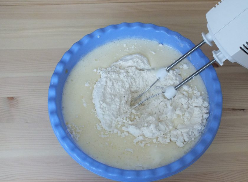 1. Этап. Фруктовый пирог: Добавьте муку и хорошо взбейте.