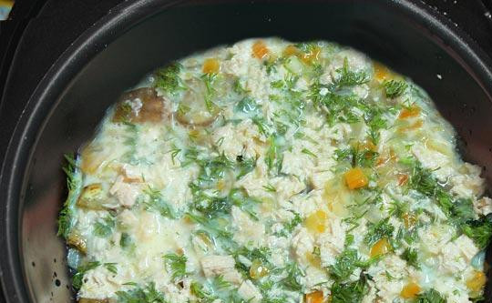 1. Этап. Мясо с баклажанами в мультиварке: Яйца, кефир и майонез тщательно взбиваем. Добавляем соль и перец по вкусу. Заливаем соус в мультиварку.